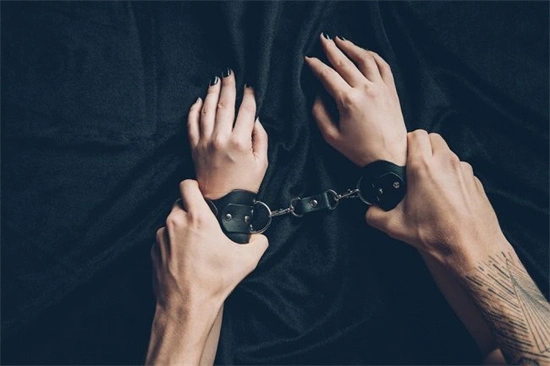 如果女王不满你的表现该如何应对？ 一